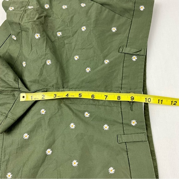 Old Navy Shorts Green daisy flower print Size 10 - Picture 8 of 10